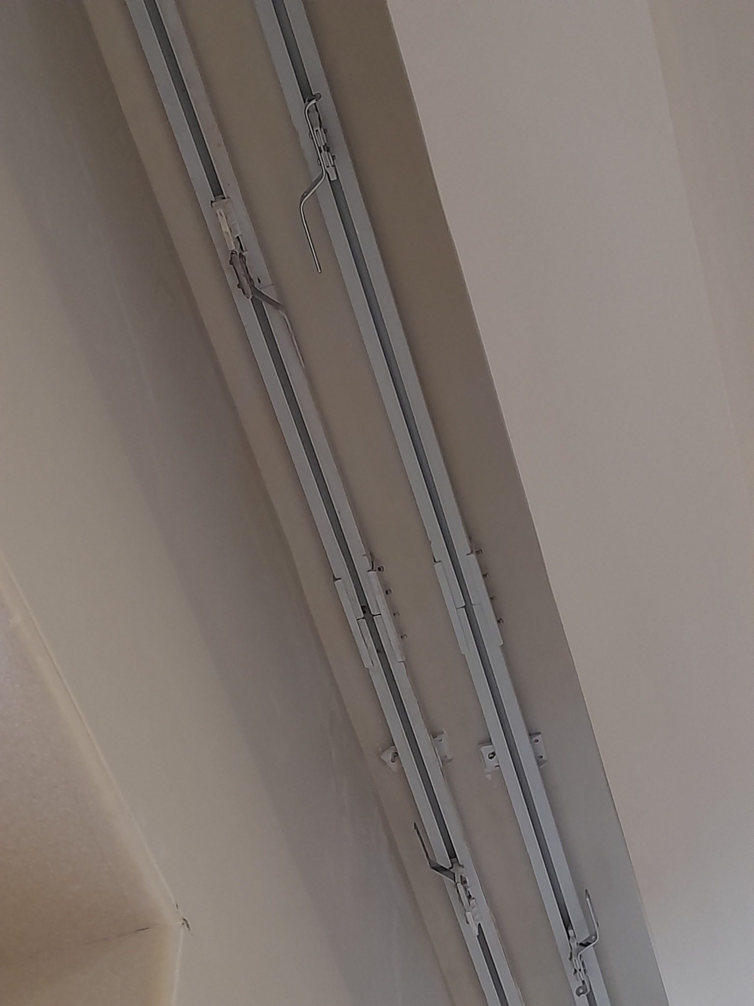 Motorized curtain tracks